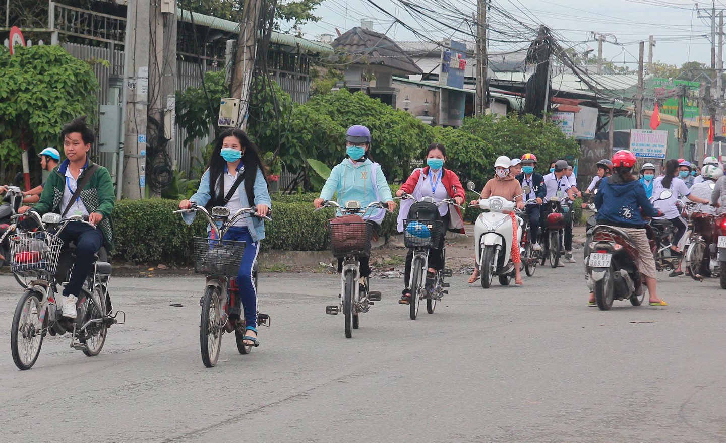 Nhiều học sinh xã Tam Bình (huyện Cai Lậy) điều khiển xe đạp điện không đội nón bảo hiểm.