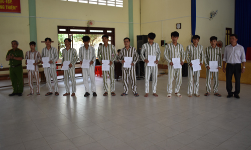 Trao quyết định giảm hết thời hạn phạt tù cho các phạm nhân
