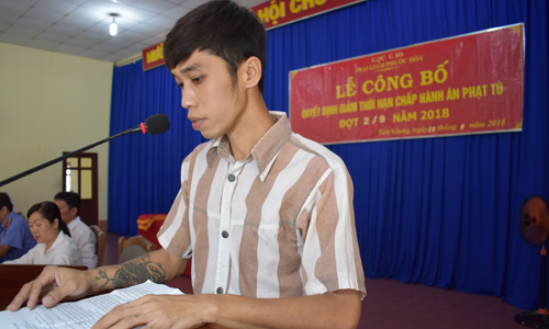 Phạm nhân Trần Phan Anh tú phát biểu cảm tưởng