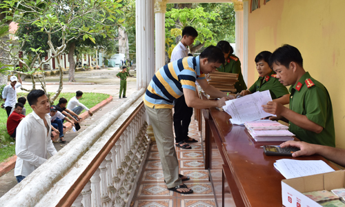 Phạm nhân được giảm hết thời hạn tù làm các thủ tục để trở về địa phương