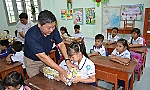 Tặng quà cho học sinh tiểu học