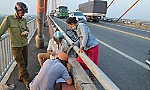 Một phụ nữ bán vé số nhảy cầu Rạch Miễu