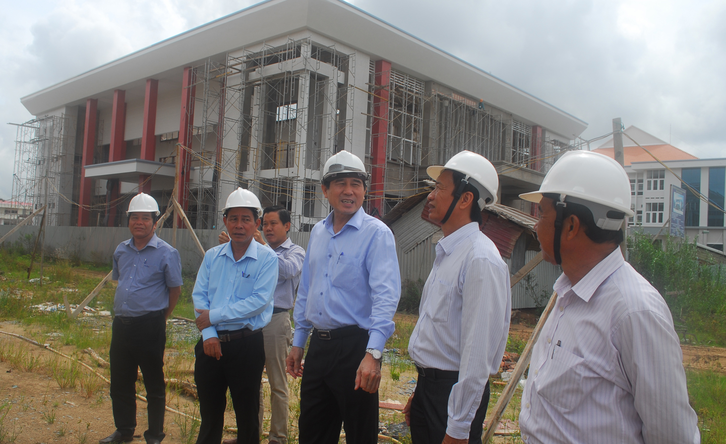 Đồng chí Lê Văn Hưởng kiểm tra tiến độ xây dựng Dự án Hạ tầng kỹ thuật Khu Trung tâm hành chính huyện Cai Lậy.
