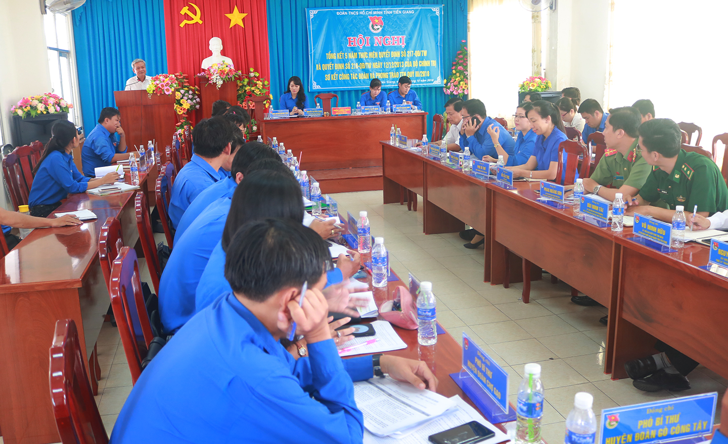 Các đại biểu làm việc tại hội nghị.