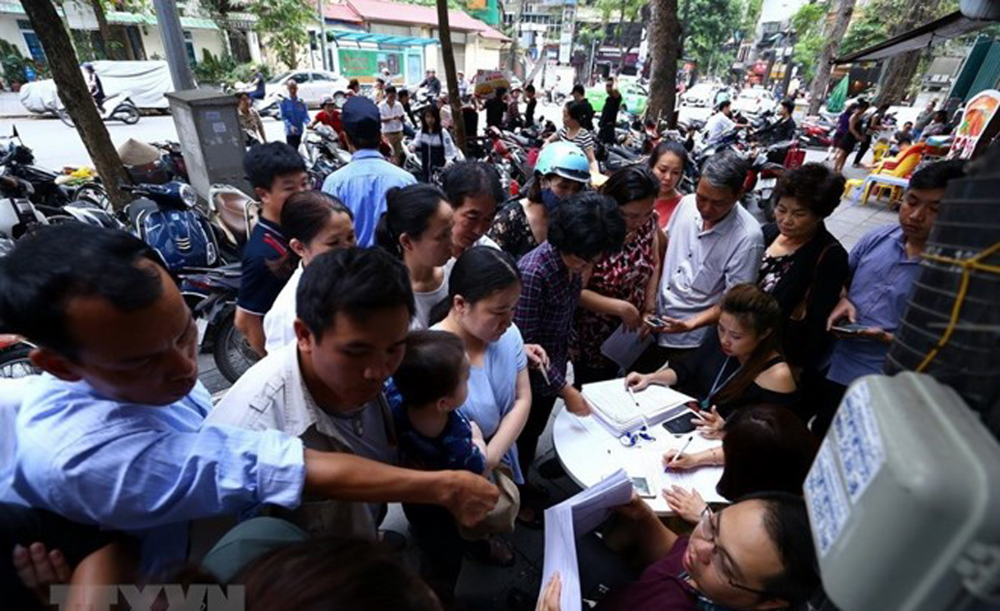 Điểm giao dịch của Viettel trên phố Phan Chu Trinh quá tải vì khách hàng tới đăng ký thông tin và chụp ảnh, phải đăng ký bên ngoài điểm giao dịch ngày 21/4. (Ảnh: Minh Quyết/TTXVN)