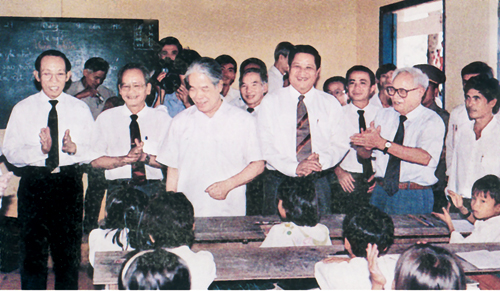Tổng Bí thư Đỗ Mười và các đồng chí lãnh đạo tỉnh Tiền Giang đến thăm các em học sinh Trường tiểu học số 2 xã Tân Thành, huyện Gò Công Đông.