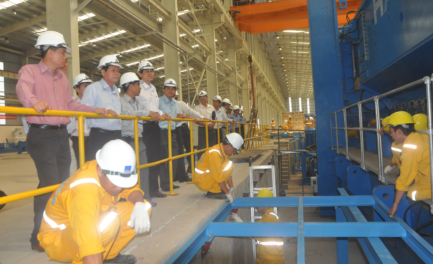 Lãnh đạo tỉnh tham quan dây chuyền sản xuất của Công ty cổ phần Sản xuất ống thép  dầu khí Việt Nam. 			Ảnh: NGUYỄN SỰ