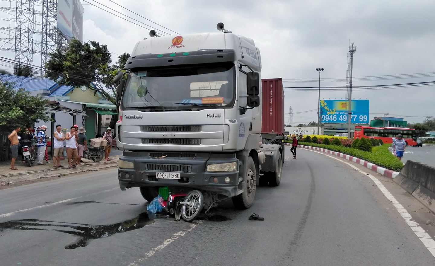 Hiện trường vụ tai nạn khiến một người đàn ông tử vong tại chỗ.
