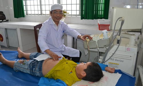 BS Dũng siêu âm cho bệnh nhân