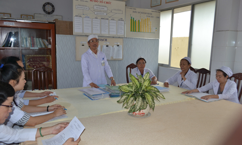 BS Dũng phát biểu tại cuộc họp chi bộ