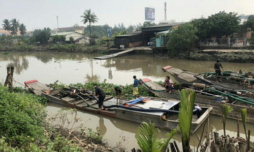 Các phương tiện khai thác cát trái phép bị thu giữ.