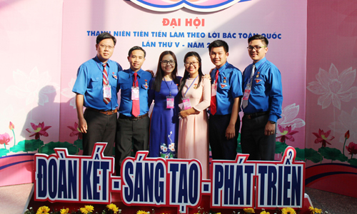 Nguyễn Thành Đạt (bìa phải) chụp ảnh lưu niệm cùng các thanh niên tham dự Đại hội Thanh niên tiên tiến làm theo lời Bác toàn quốc lần thứ V-2018.