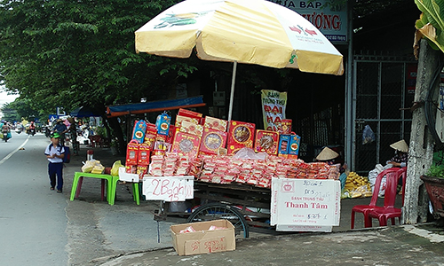 Khá nhiều điểm bán bánh Trung Thu hạ giá tại các chợ nông thôn 