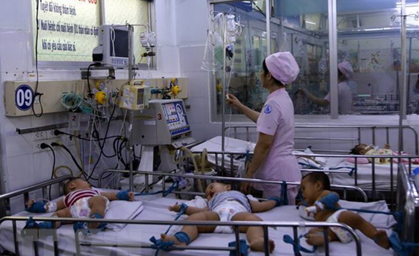 Trẻ mắc bệnh tay chân miệng đang điều trị tại Bệnh viện Nhi đồng 1, Thành phố Hồ Chí Minh. (Ảnh: Hoàng Hải/TTXVN)
