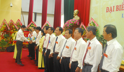 Tặng quà cho các đồng chí không tái cử trong nhiệm kỳ mới.