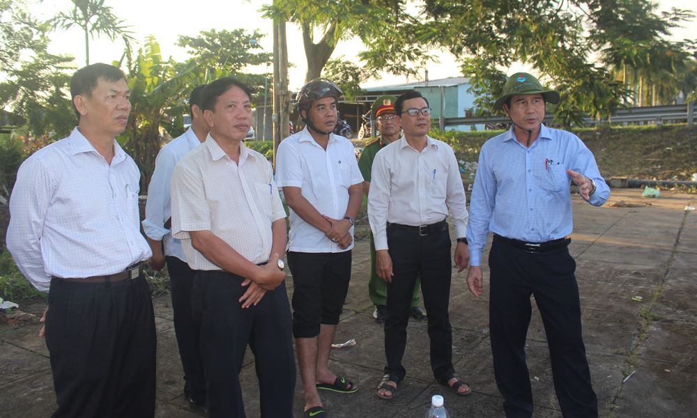 Chủ tịch UBND tỉnh kiểm tra công tác ứng phó triều cường tại TP. Mỹ Tho.