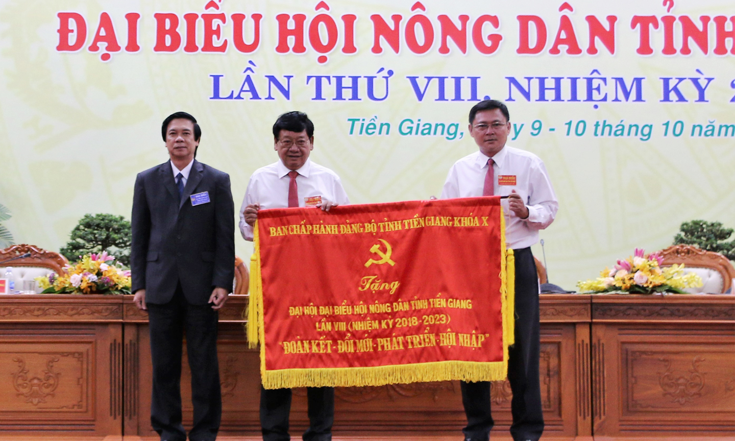 Đồng chí Nguyễn Văn Danh trao Bức trướng cho Đại hội.