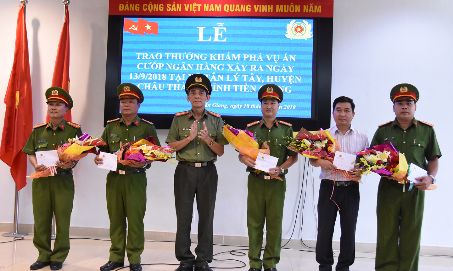 Các tập thể được UBND tỉnh khen thưởng về thành tích xuất sắc phá án tại  Phòng giao dịch Vietinbank (xã Tân Lý Tây, huyện Châu Thành).      Ảnh: TRỌNG TÍN 