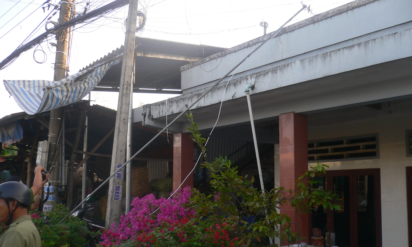 Cây ăng- ten ngã nghiêng, trên nóc hàng tư nhà ông Thu.
