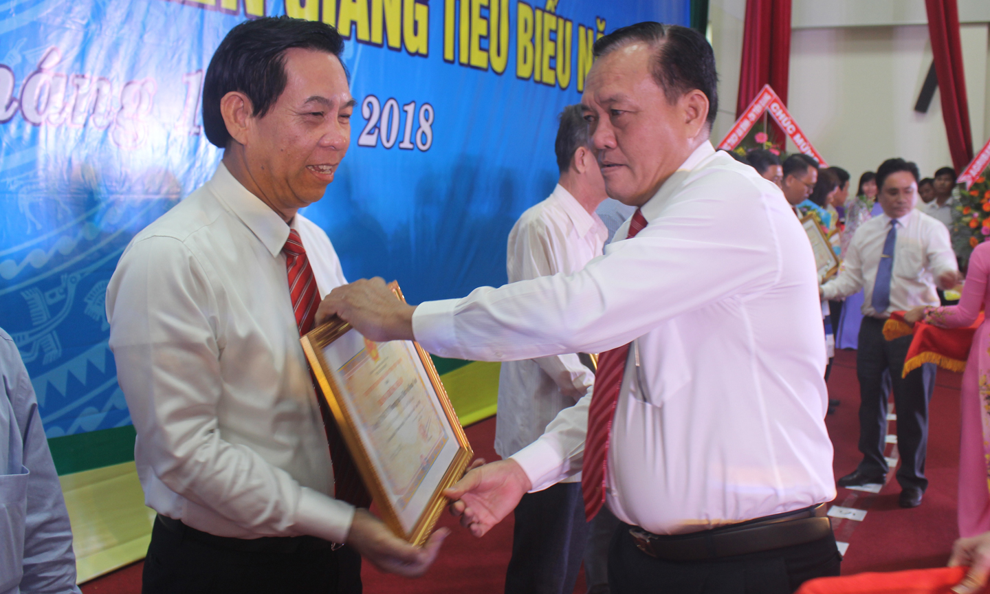 Phó Chủ tịch UBND tỉnh Lê Văn Nghĩa trao Bằng Chứng nhận danh hiệu “DN Tiền Giang tiêu biểu” năm 2018 của UBND tỉnh cho DN.