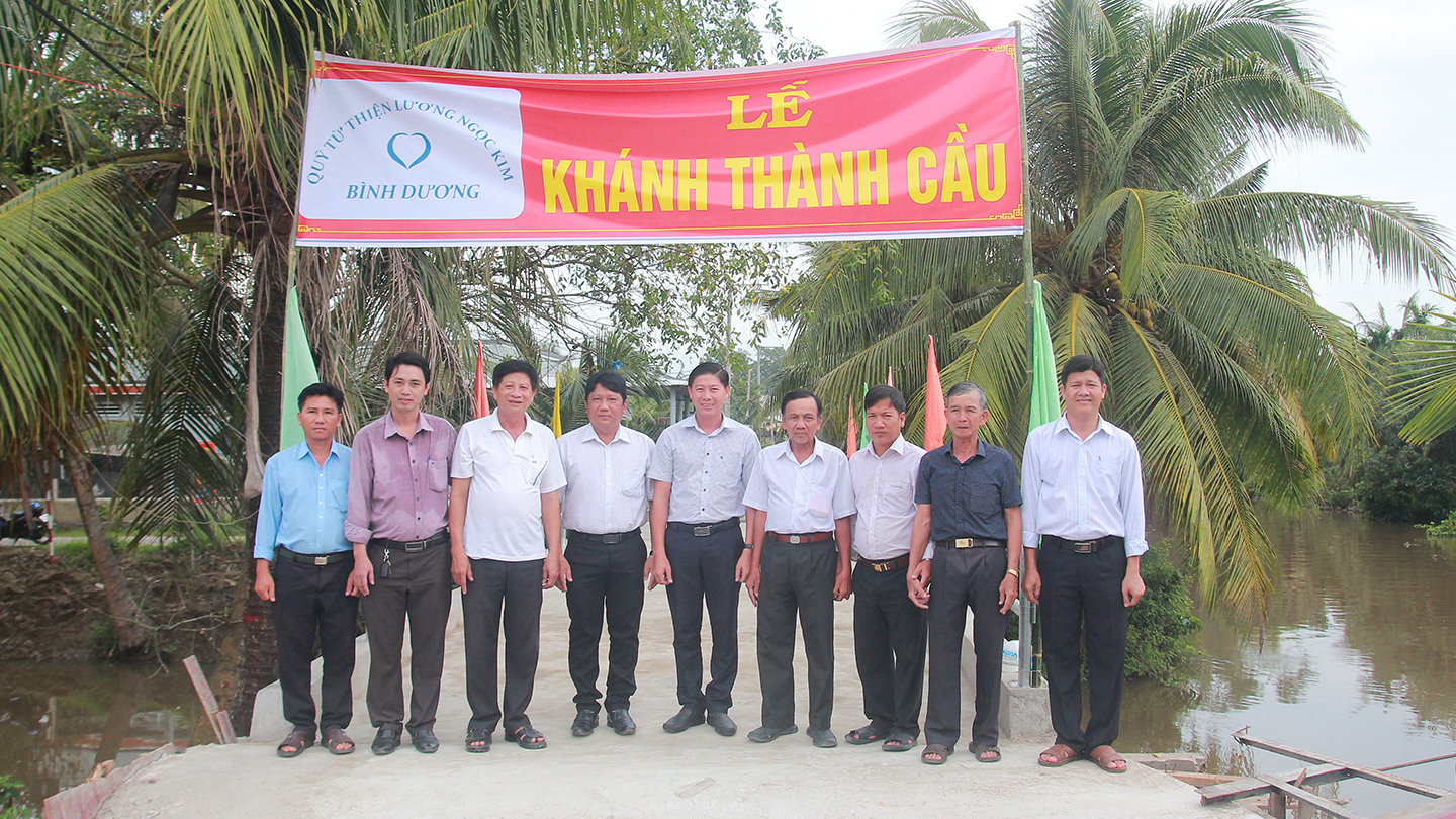 Đại diện Quỹ từ thiện Lương Ngọc Kim bàn giao cầu Kênh Kháng Chiến cho xã Tam Hiệp (huyện Châu Thành, Tiền Giang)