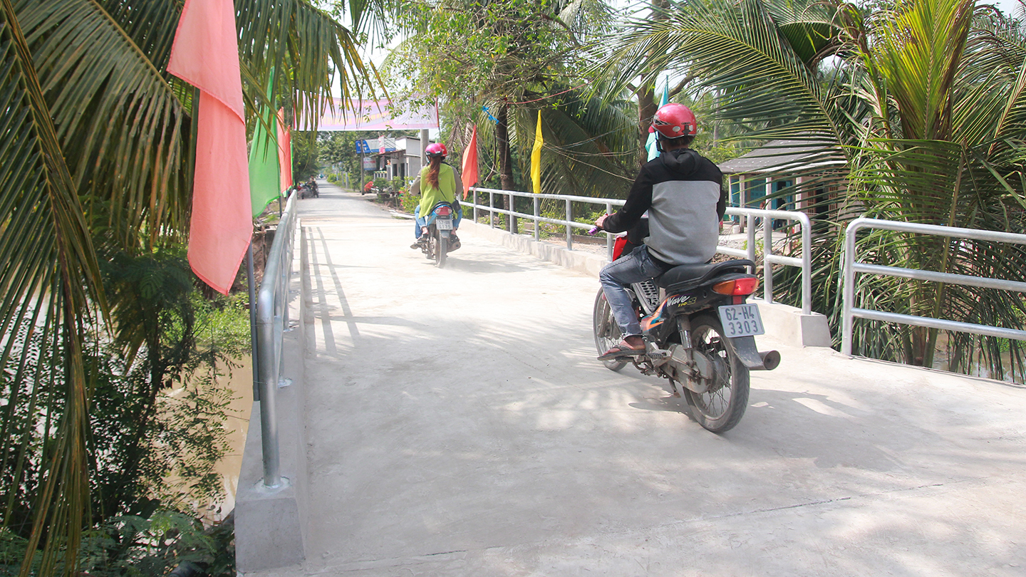 Cây cầu hoàn thành giúp người dân thuận tiện lưu thông.