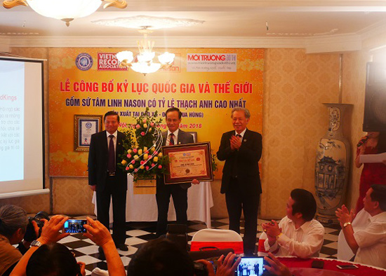  Hội Kỷ lục Việt Nam trao chứng nhận Xác lập kỷ lục cho Doanh nhân Lê Duy Hảo - Người sáng lập Thương hiệu Gốm sứ tâm linh NASON.