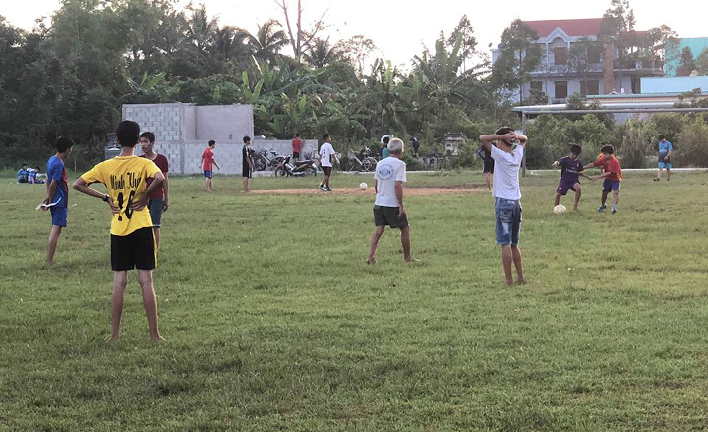 Sân bóng là nơi tập trung người dân vui chơi giải trí.