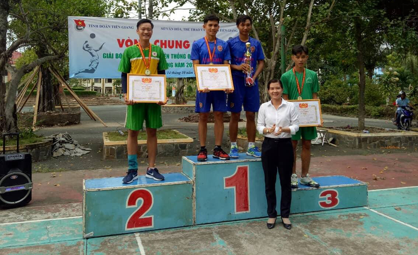 Phó Bí thư Tỉnh đoàn, Chủ tịch Hội LHTN tỉnh Tiền Giang, Nguyễn Thị Mỹ Nương trao cúp vô địch cho đơn vị TX. Gò Công.