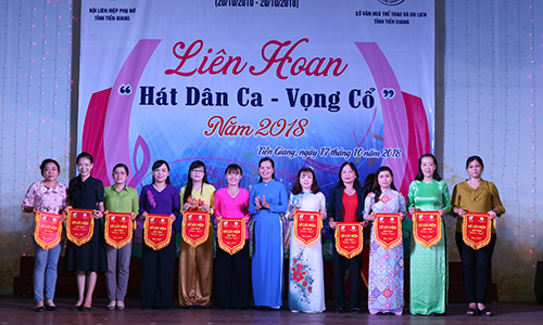 Các đội thi nhận cờ lưu niệm từ Ban tổ chức