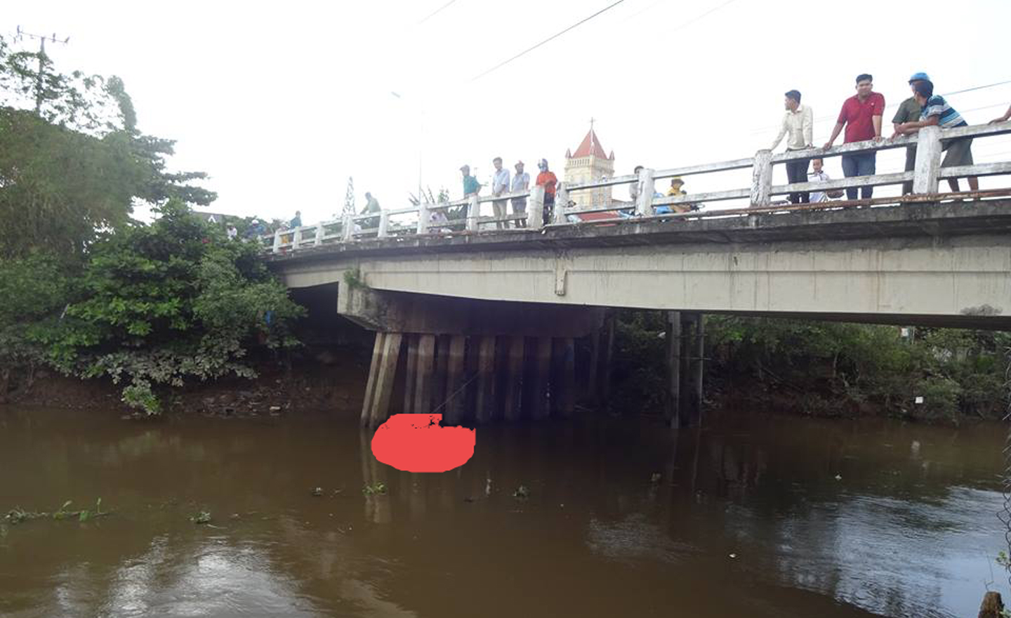 Nhiều người hiếu kỳ và vị trí thi thể đối tượng.