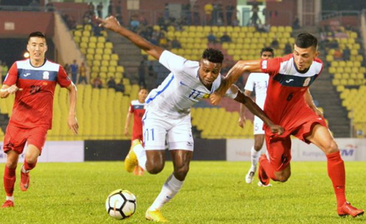 Malaysia (áo trắng) thua trước thềm AFF Cup. (Nguồn: AP)
