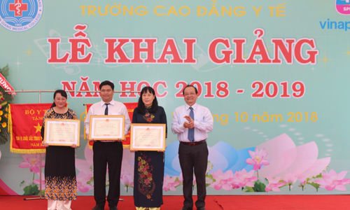 Đồng chí Trần Thanh Đức tặng Bằng khen của UBND tỉnh cho các tập thể của trường.