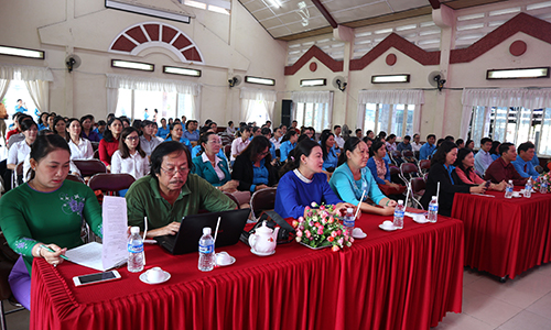 Đại biểu tham dự buổi họp mặt do LĐLĐ tỉnh tổ chức 