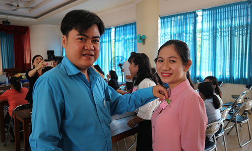 Tại buổi họp mặt, chị em phụ nữ đề được nhận hoa