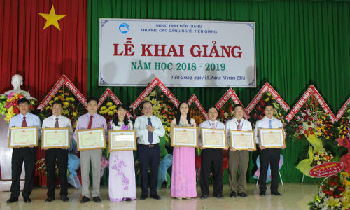 Đồng chí Trần Thanh Đức tặng Bằng khen của UBND tỉnh cho các tập thể, cá nhân của trường. 