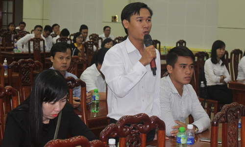 Các DN đặt câu hỏi với ông Đặng Văn Thành.