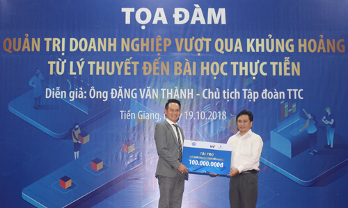 Trung ương Hội Doanh nhân trẻ Việt Nam tặng cho Quỹ khởi nghiệp thanh niên tỉnh Tiền Giang 100 triệu đồng.