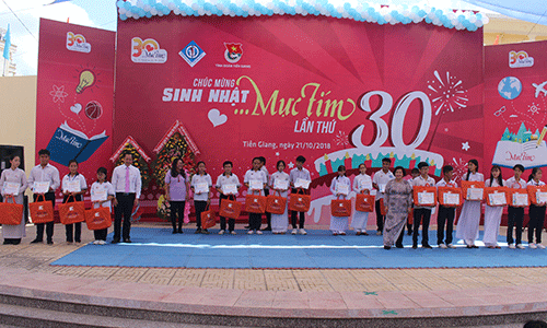  Tặng học bổng cho học sinh. 