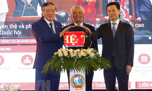Phó Chủ tịch Quốc hội Uông Chu Lưu, Chánh án Tòa án nhân dân Tối cao Nguyễn Hòa Bình và quyền Bộ trưởng Bộ Thông tin và Truyền thông Nguyễn Mạnh Hùng thực hiện nghi thức ra mắt các hệ thống công nghệ thông tin của Tòa án nhân dân tối cao. (Ảnh: Doãn Tấn/TTXVN)