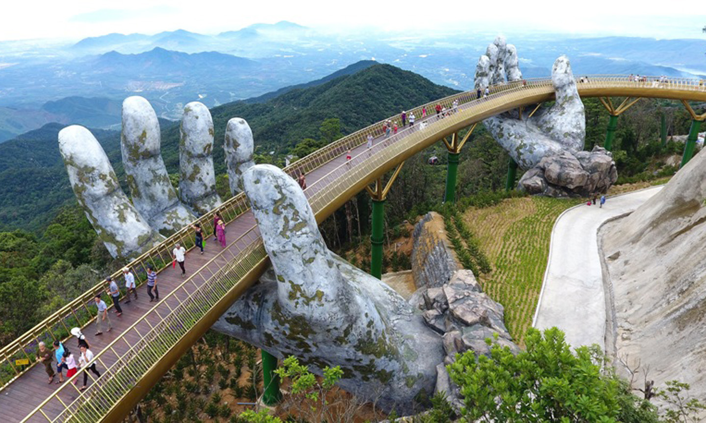 Cầu Vàng Đà Nẵng liên tục được sự quan tâm đặc biệt của du khách khắp mọi nơi trên thế giới