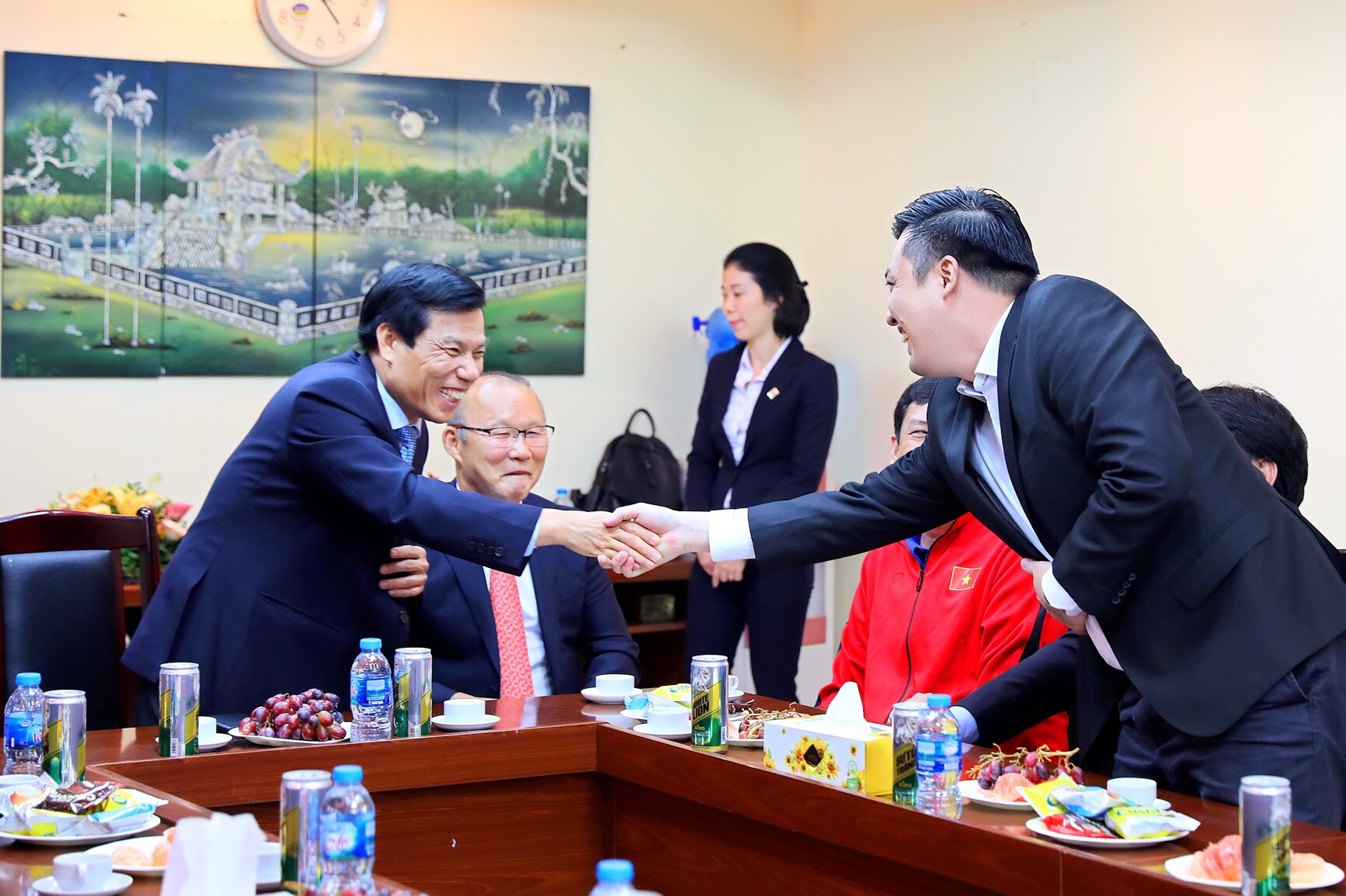 Bộ trưởng Bộ VHTT&DL Nguyễn Ngọc Thiện bắt tay chúc mừng ông Cao Văn Chóng tại 1 sự kiện của Công ty VPF.