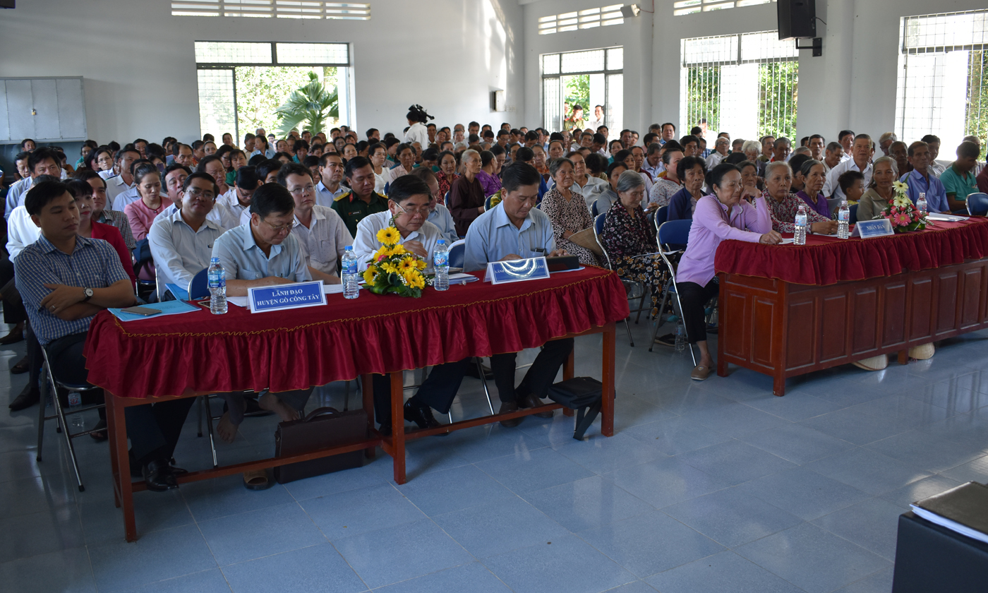 Đông đảo bà con xã Bình Nhì tại buổi gặp gỡ lãnh đạo tỉnh