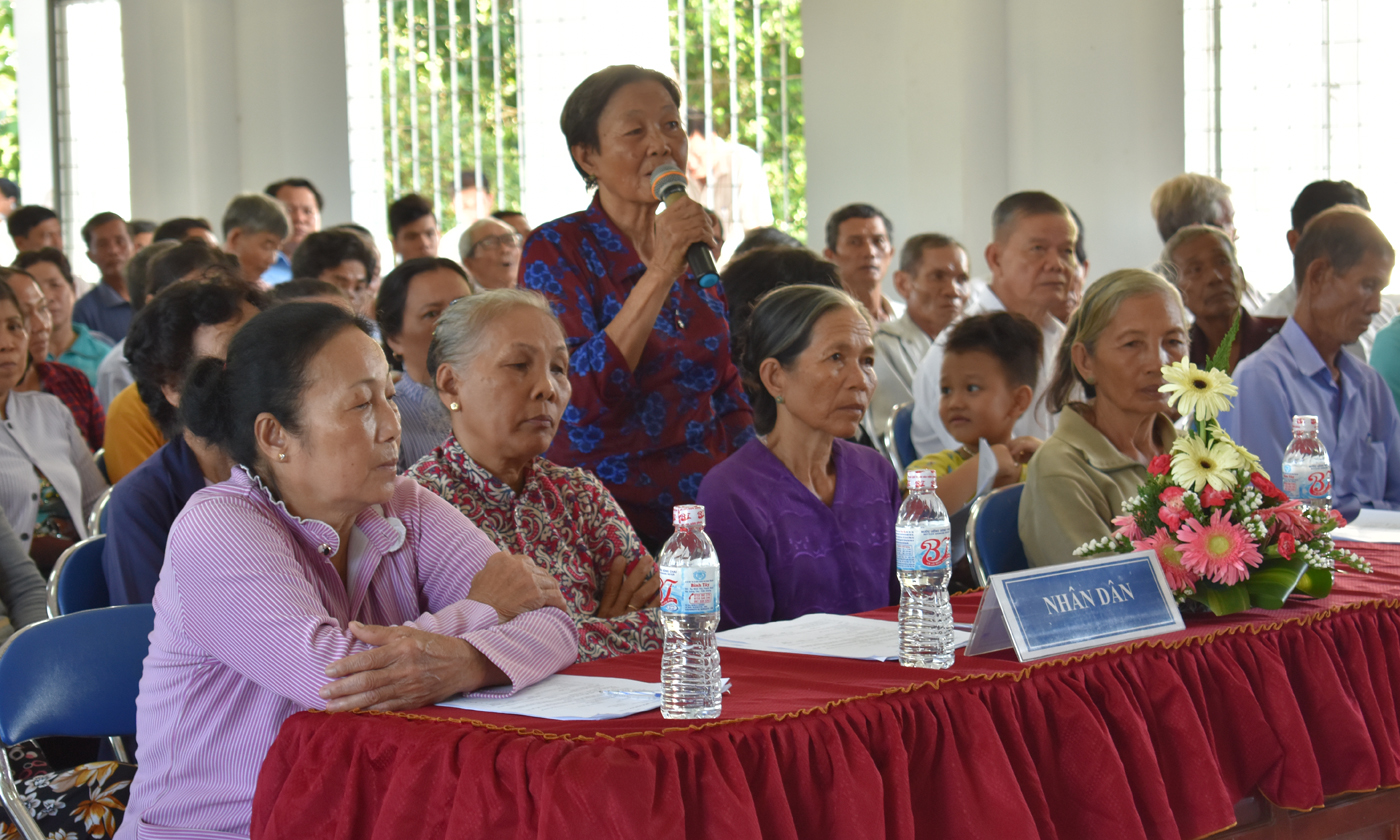 Người dân xã Bình Nhì phát biểu ý kiến tại buổi gặp gỡ với Phó Chủ tịch UBND tỉnh