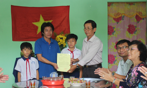 Trao quyết định bàn giao nhà. 