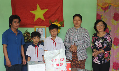 Hội Khuyến học tỉnh tặng quà cho gia đình. 