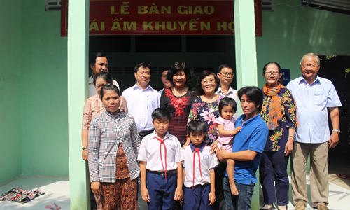 Chụp hình lưu niệm với gia đình.