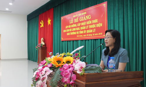 Đồng chí Châu Thị Mỹ Phương, Trưởng Ban tổ chức lớp học báo cáo kết quả học tập.
