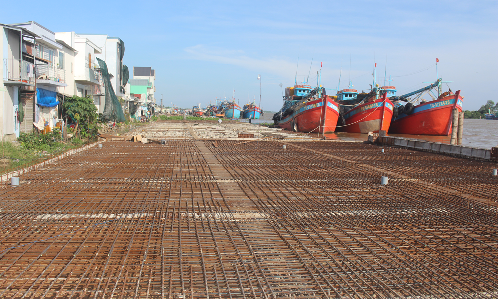 Do nhiều nguyên nhân khác nhau, gói thầu Xây dựng kè sông Tiền - Phường 2 triển khai cũng chậm tiến độ so với kế hoạch.
