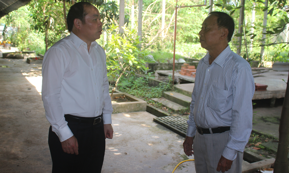 Chủ tịch Liên minh HTX Việt Nam Nguyễn Ngọc Bảo trao đổi với lãnh đạo HTX Chăn nuôi và Thủy sản Gò Công.